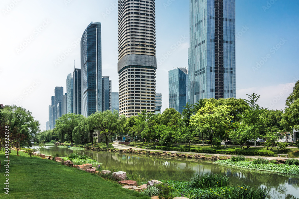 Obraz premium Urban Oasis: Blending Nature and Modern Architecture in Cityscape