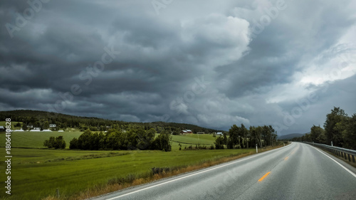 Foto E6 road in the Innlandet county of Norway, on a cloudy day