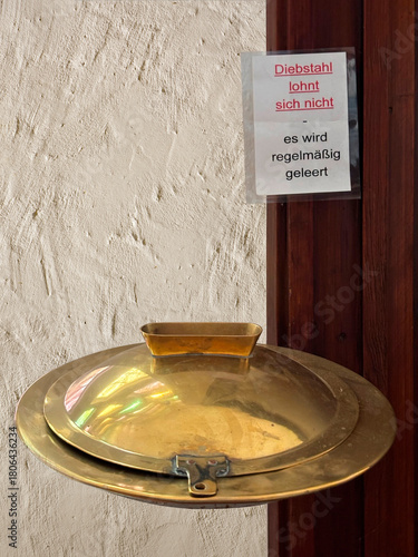 Opferstock in einer Kirche