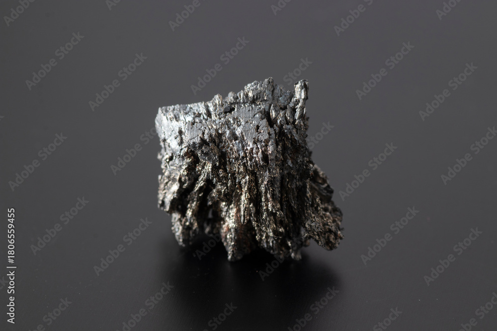 Naklejka premium Samarium Metal chunk rare earth element