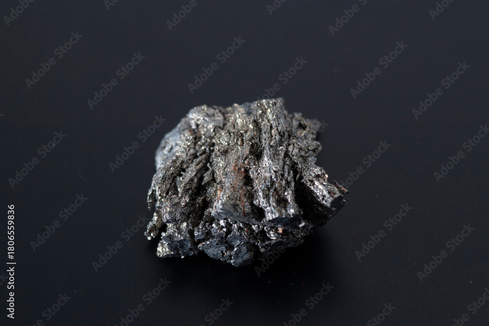 Naklejka premium Samarium Metal chunk rare earth element