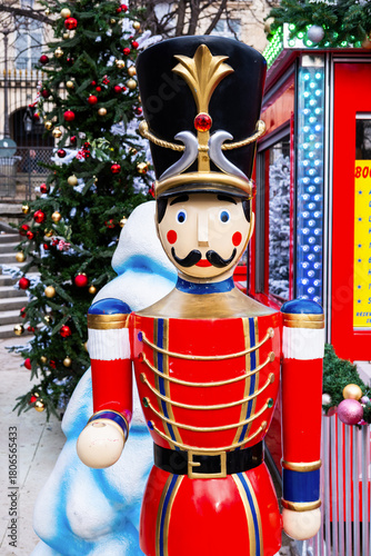personnage de Noël au marché de Noël dans le jardin des Tuileries à Paris