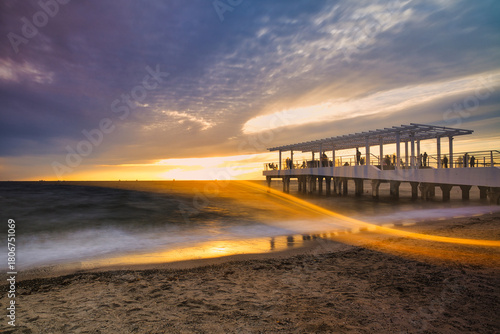 幻想的な光の波