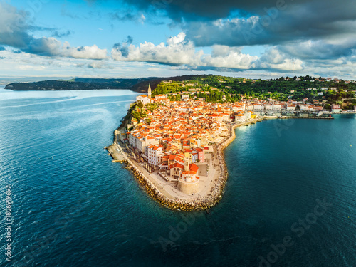 Piran, péninsule historique sur l’Adriatique – vue aérienne au-dessus des toits rouges