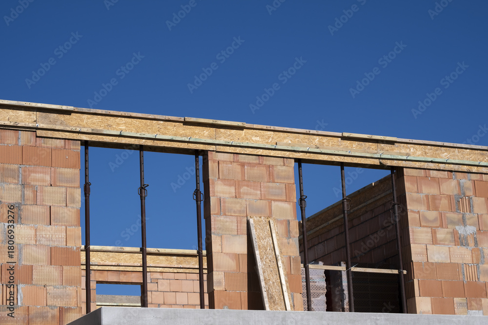 Obraz premium Detailed view of industrial concrete formwork and reinforcement on site