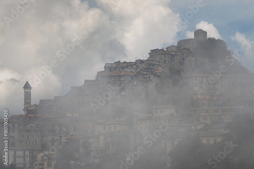 Veduta nella nebbia di Olevano Romano - Roma - Lazio - Italia