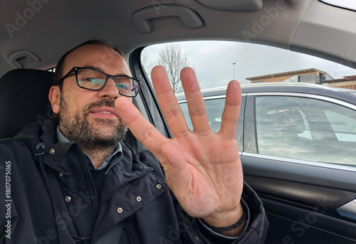 Uomo felice alla guida dell'automobile per le strade del mondo - 4