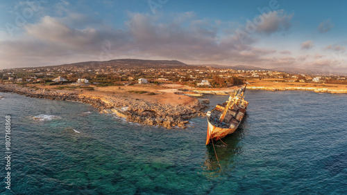 Fotografie wreck of the shipwrecked EDRO III near Peyia