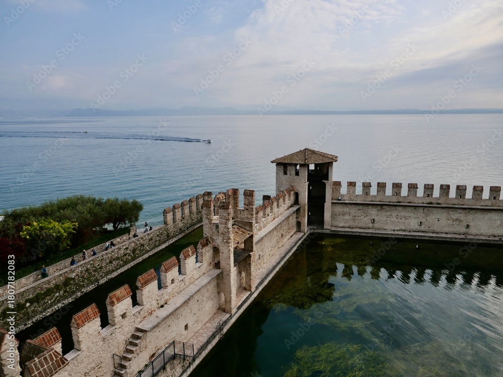 Obraz premium Scenic View of Historic Castle by Lake with Reflections