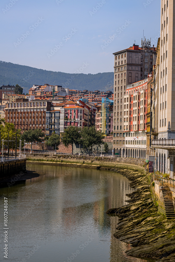 Naklejka premium La vieille ville de Bilbao et le Nervion en Espagne