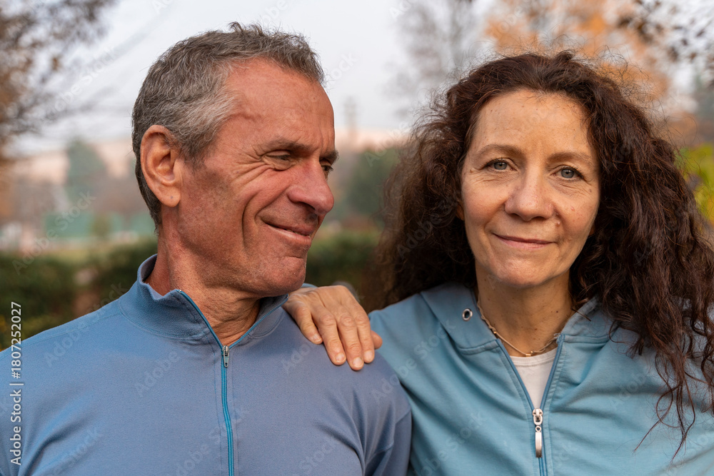 Obraz premium Spouses showing togetherness and connection outdoors, enjoying active lifestyle