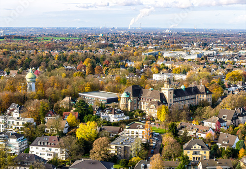 Blick über die Goetheschule in Essen Bredeney ins Ruhrgebiet - 2024
