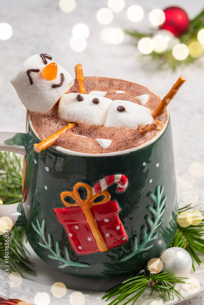 Obraz premium Enjoying a festive hot chocolate with marshmallow snowmen and holiday decorations in a cozy winter setting