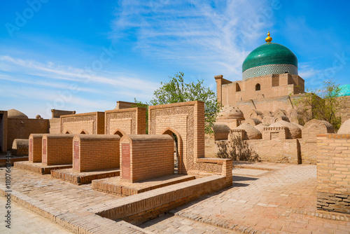 Schilderij op canvas Tombs next to the Pahlavan Mahmoud Mausoleum in Ichan Kala, the old city of Khiv