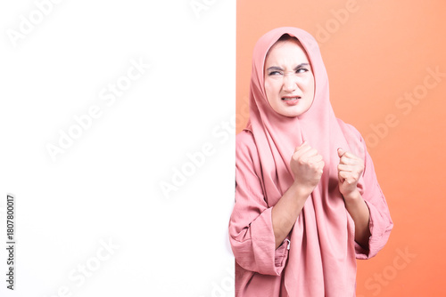 Cuadro en lienzo Furious Stance, Hijabi woman showcasing intense anger and frustr