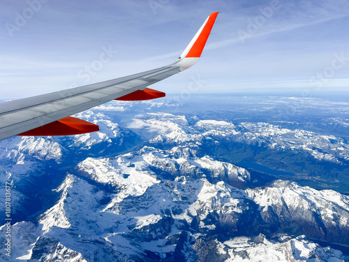 Φωτογραφία Airplane wing above breathtaking snow-capped mountains, showcasing a stunning ae