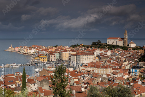 Blick auf Piran mit Kathedrale St. Georg, Slowenien, 27.10.2025 < english> View of Piran, Slovenia, October 27, 2025