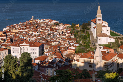 Blick auf die historische Altstadt mit der Kathedrale St. Georg (Sv. Jurij), Piran, Slowenien, 27.10.2025 
