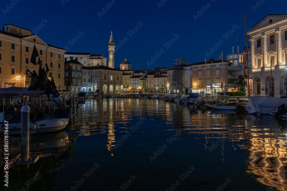 Naklejka premium Blick über den Hafen auf die Altstadt mit der Kathedrale St. Georg (Sv. Jurij) , Piran, Slowenien, 27.10.2025 