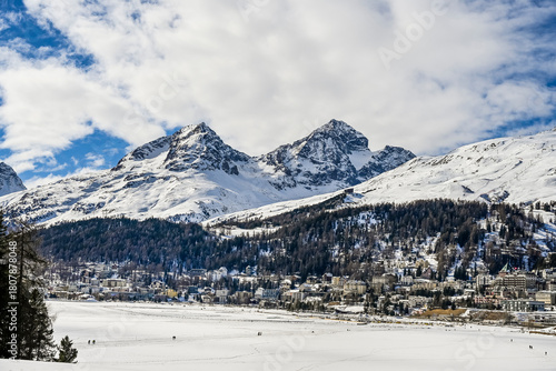 St. Moritz, St. Moritzersee, Oberengadin, Alpen, Corviglia, Piz Nair, Piz Julier, Piz Albana, Winter, Wintersport, Winterwanderung, Stazerwald, Langlauf, Schneedecke, Graubünden, Schweiz