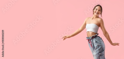 Young woman in loose jeans ...