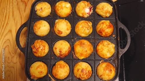 美味しそうなたこ焼きを焼いている