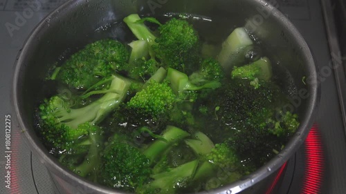 ブロッコリーを茹でる