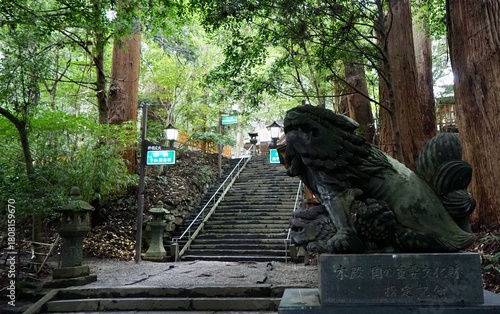 高千穂神社、参道の狛犬（右）