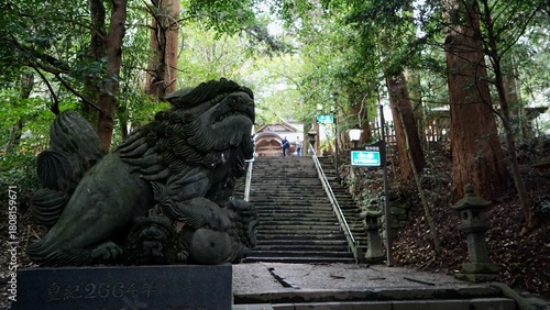 高千穂神社、参道の狛犬（左）