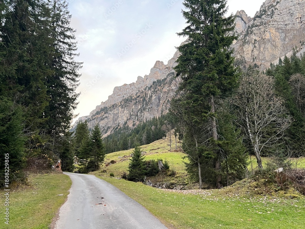 Fototapeta premium Hiking trails or mountaineering routes in the autumn Swiss Alpine environment and in the Bernese Oberland region, Switzerland - Wanderwege oder Bergrouten in der Schweizer Alpenlandschaft