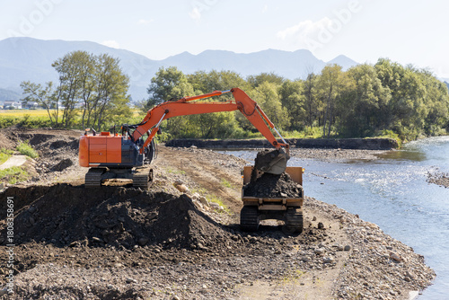 河川の河道拡幅工事をする重機