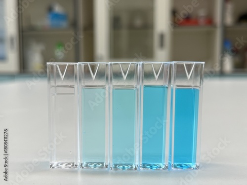 Tableau sur toile Serial dilution of copper II sulphate