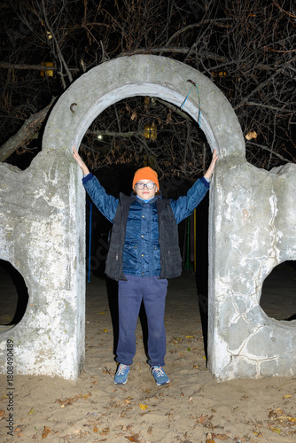 Canvastavla child in glasses touching vault of old arch with hands