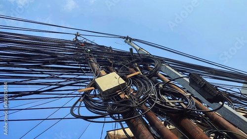 Fotografie Jakarta, Indonesia – November 27, 2025 Overhead Cable Networks Piling Up in Urba