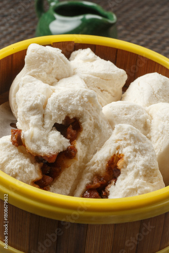 The char siu bao in the steamer were placed on the placemat.