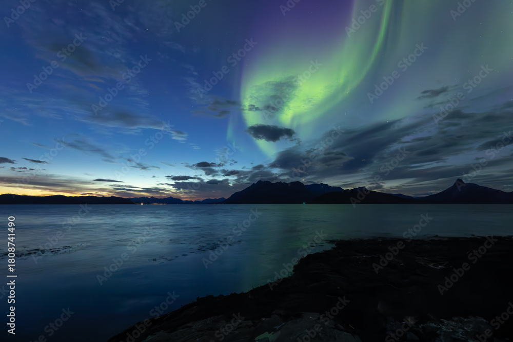 Naklejka premium Nordlicht im Morgengrauen über dem Sørfolda Fjord bei Kjerringøy zwischen Bodø und Sørfold in Norwegen.