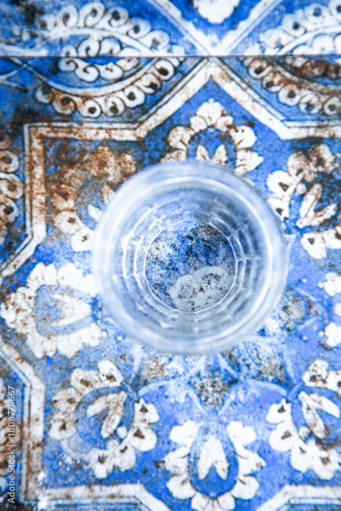 Obraz premium Calm setting showcasing drink amid detailed ceramic and pastel shades