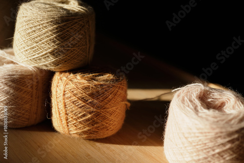 草木染の毛糸たち