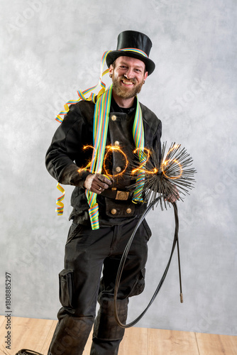 Glücksbringer für das  neue Jahr 2026, Schornsteinfeger in Arbeitskleidung mit 2026 , geschrieben mit Sternspritzer.