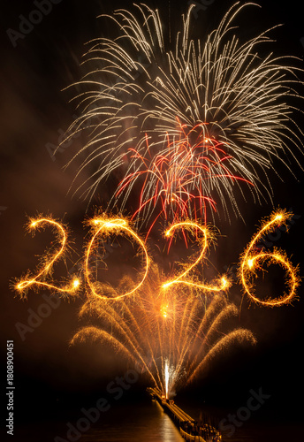 Feuerwerk zum Jahreswechsel mit Jahreszahlen 2026, geschrieben mit Wunderkerzen.