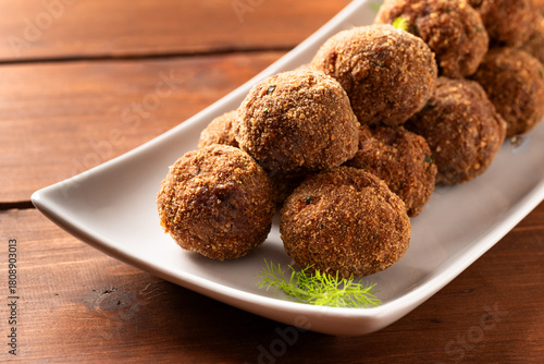 Polpette di manzo panate e fritte, cibo italiano 