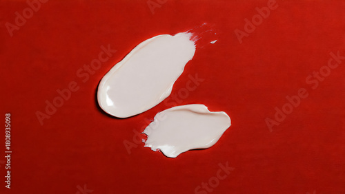 Trace de crème hydratant sur fond coloré, vue de dessus