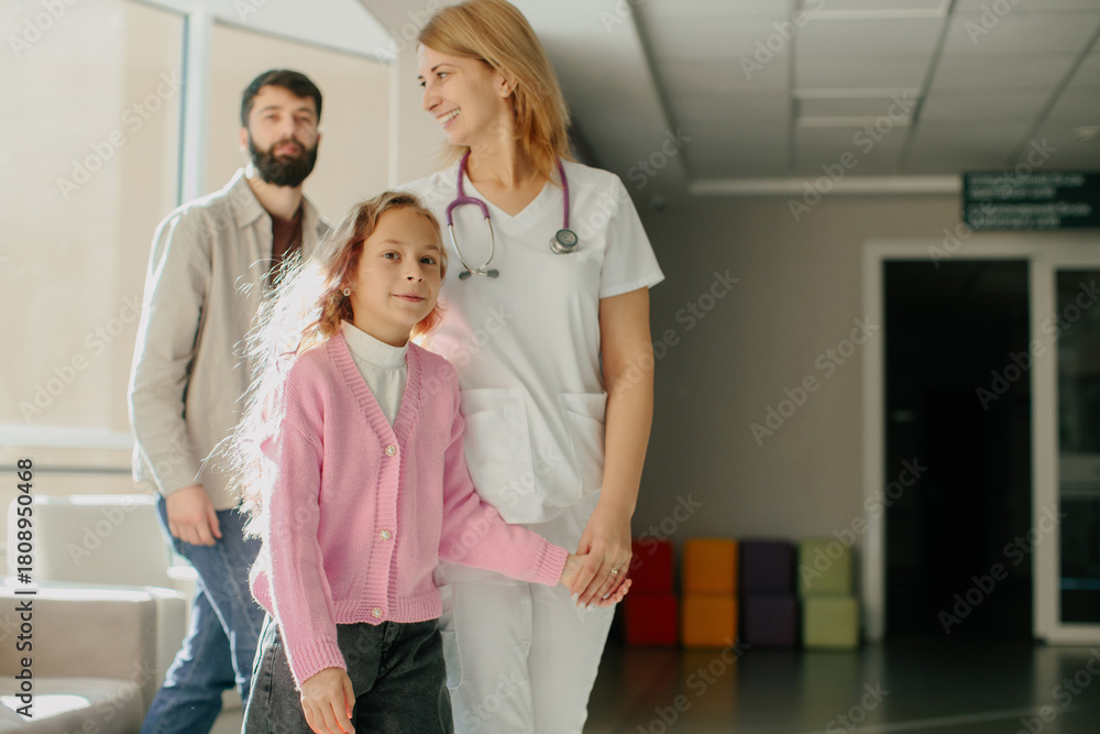 Obraz premium Doctor leading child patient with parent in clinic
