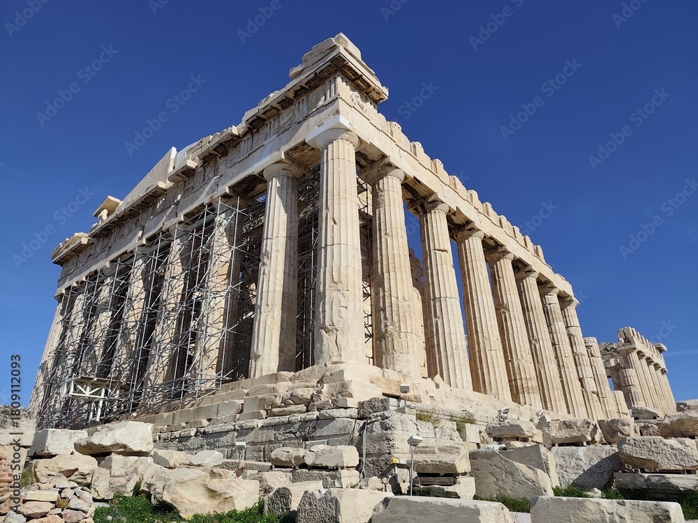 Obraz premium Exterior view of the Parthenon Temple, located atop of the Acropolis Hill in Athens, Greece, dedicated to the goddess Athena and build in 5th century BC to honor the Greek victory over the Persians.