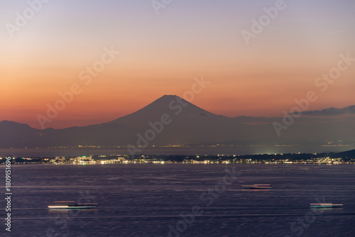 東京湾と富士山のシルエット夕景