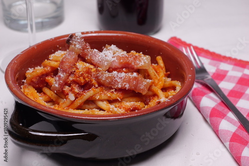 Wallpaper Mural Ciotola con bucatini all'amatriciana su tavola apparecchiata Torontodigital.ca