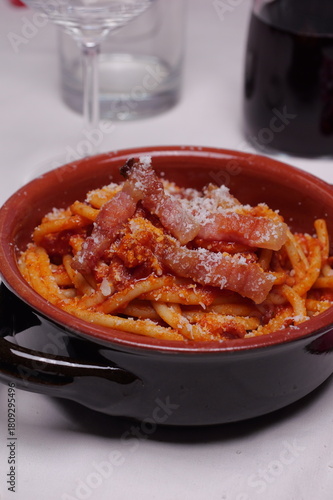 Wallpaper Mural Primo piano di pasta nella ciotola di coccio  Torontodigital.ca