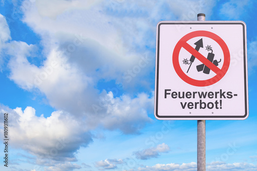 Verkehrszeichen - Verbot - Tafel - Feuerwerksverbot - Himmel, Wolken