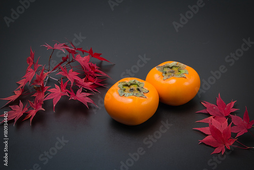 美しく紅葉したもみじの葉と秋の代表的な果物の柿