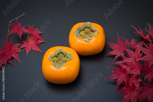 美しく紅葉したもみじの葉と秋の代表的な果物の柿
